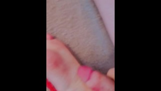 Фембой кончил на ноги