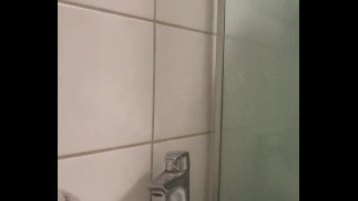 Принятие душа после мастурбации.