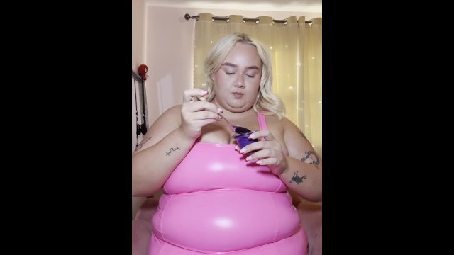 Feedee stuffing her belly in latex dress!
