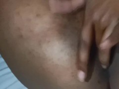 Une MILF veut une belle et longue langue dans le cul 👅