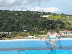 リゾートでの水着とヌードのオフショット - Screenshot 5 of 16 - シャワー