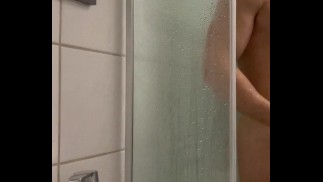 Принятие душа после мастурбации.