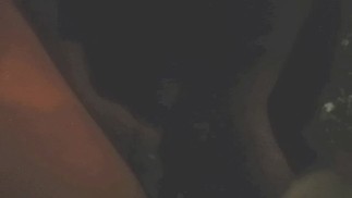 Вставляет в нее бутылку вина ночью в парке