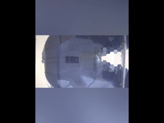【洪水警告！ ] 一段视频，一名穿着牛仔裤的男子尿尿太多，相机差点坏了