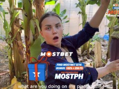 ШОК! Хозяин Банановой Фермы Закамшотил Лицо Дефке в Микро Купальнике - Screenshot 1 of 16 - Alexa Mills