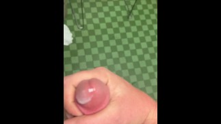 Мастурбирует на работе