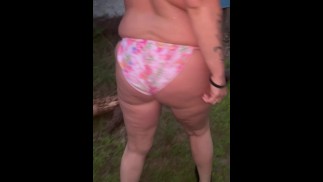 Рыжая любительница становится непослушной и светит сиськами @ общественный пляж, плавая со своим ротвейлером