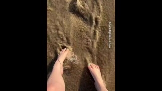Смываю свои красивые ноги на песчаном пляже Lovely Bea