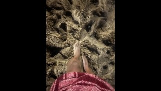 Босые ноги на песчаном пляже