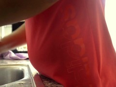 Simplemente lavando los platos después de un buen almuerzo