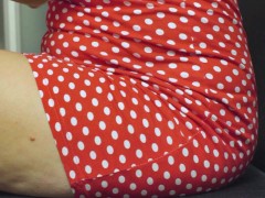 Сomiendo con un vestido rojo