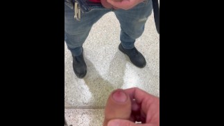 Утечка Precum на работе