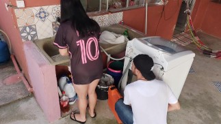 hotwife recebe técnico de maquina de lavar enquanto corno esta no trabalho