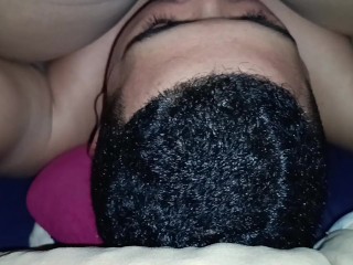 Я иду в мотель со своим другом, он ставит мне 69 и оставляет меня полным спермы 😈💦