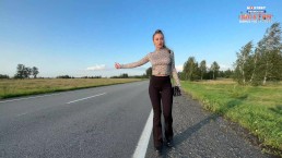 Hot chienne en auto-stop dans des leggings serrés, montre ses seins et son cul et paie pour la balade avec le sexe