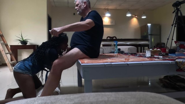 Луи в настроении, и я раздвигаю ноги, чтобы он полакомился моей киской