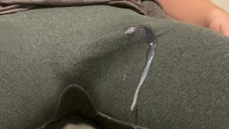 Massiver Cumshot ohne Hände in engen Hosen