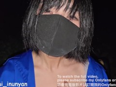 （预览版）穿着环卫工制服的女孩在公园里露出，舔长凳并自慰 - Screenshot 14 of 16 - Masturbating Outside