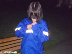 （预览版）穿着环卫工制服的女孩在公园里露出，舔长凳并自慰 - Screenshot 4 of 16 - Masturbating Outside