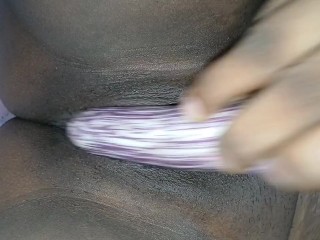 හස්බන් ගෙදර නැතිවෙලාවේ බටුගෙඩියක පහස විදින -Along girl sexy fun with brinjal