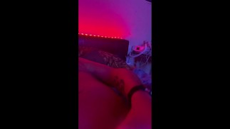 Очень быстро кончил с игрушкой