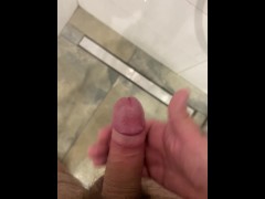 Необрезанный член.Парень дрочит в ванной и кончает - Screenshot 13 of 16 - Pov