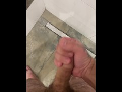 Необрезанный член.Парень дрочит в ванной и кончает - Screenshot 2 of 16 - Uncut Dick