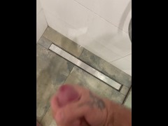 Необрезанный член.Парень дрочит в ванной и кончает - Screenshot 6 of 16 - Uncut