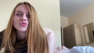 Красотка показывае свою жопу на камеру.