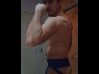 帅气性感的男人秀肌肉，最后等着四根大鸡巴