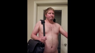Exhibitionist Mann Hintern Arsch nackt zum Aufzug, das Treppenhaus hinauf, keine Kleidung