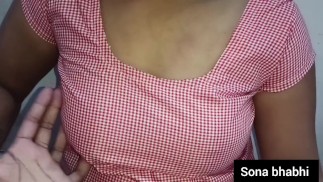 Indisches College-Mädchen gibt ihrem Lehrer Handjob für das Bestehen von Noten. Indisches Handjob Video.