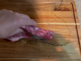 Latina кладет соки поверх американского мяса