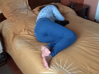 Мачеха снятся влажные сны, она очень возбуждается и мастурбирует, большой камшот на ее сиськи