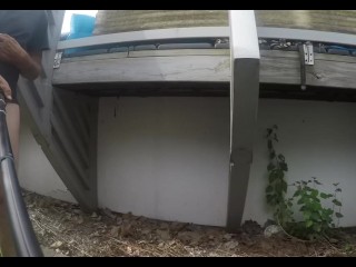 Прогулка на свежем воздухе, думаю, жена соседа видела меня