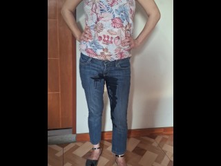 Эта сучка писает в джинсы