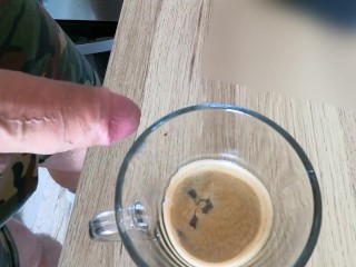 咖啡里的精液 - 早上混蛋，有很多精液