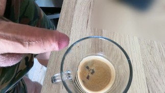 Sperme dans le café - Matin branler avec beaucoup de sperme