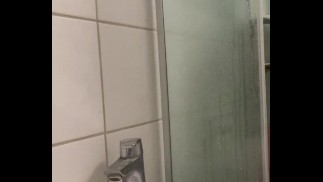 Принятие душа после мастурбации.