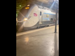 J’exhibe mes gros seins et mon cul à la gare 🚆
