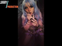 E-GIRL Se MASTURBE en SOLO et fait une PIPE BAVEUSE à ses SEXTOYS!!!
