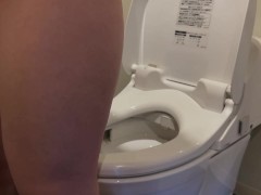 おしっこお漏らし、トイレでこっそりオナニー - Screenshot 1 of 16 - オナニー