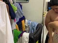 Mi hermanastra se queda atrapada en la lavadora y la desatoro con mi verga