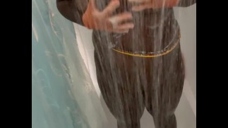 Сексуальная Ebony моет свою большую красивую грудь