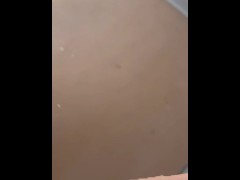 青空の下昼間の住宅街でオナニーする日本人男性 - Screenshot 10 of 16 - 大学生