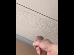 青空の下昼間の住宅街でオナニーする日本人男性 - Screenshot 15 of 16 - 大学生