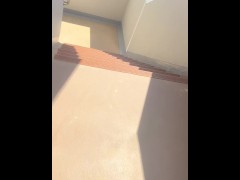 青空の下昼間の住宅街でオナニーする日本人男性 - Screenshot 2 of 16 - Man Masturbating