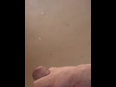青空の下昼間の住宅街でオナニーする日本人男性 - Screenshot 4 of 16 - 日本人