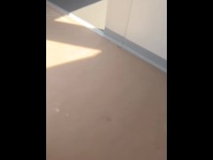 青空の下昼間の住宅街でオナニーする日本人男性 - Screenshot 8 of 16 - オナニー