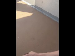 青空の下昼間の住宅街でオナニーする日本人男性 - Screenshot 9 of 16 - 日本人